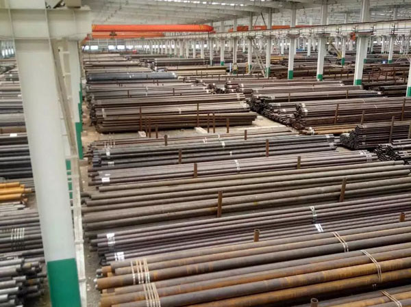 聊城無縫鋼管廠室內(nèi)倉庫大量現(xiàn)貨供應(yīng)